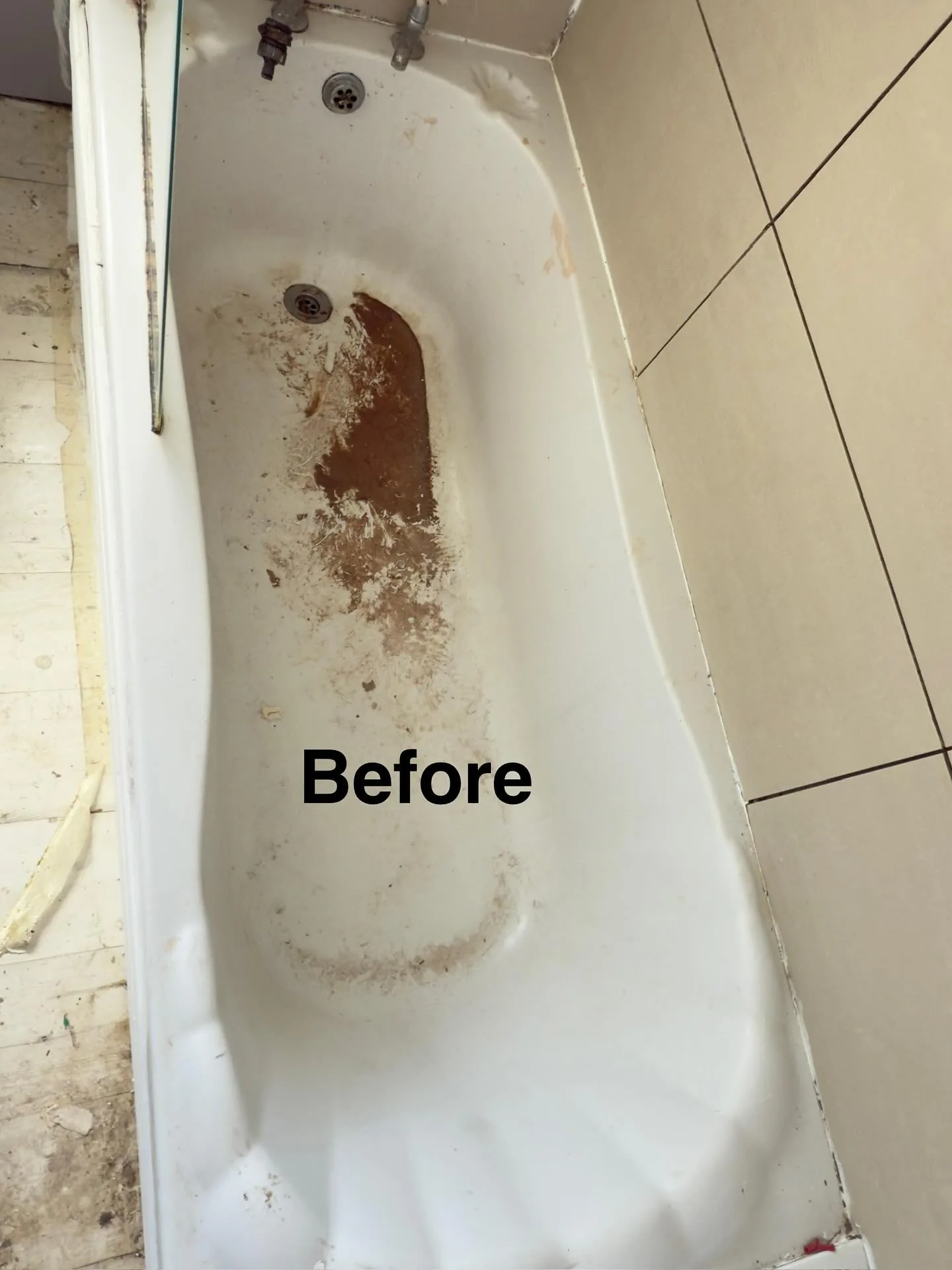 Bathtub with heavy limescale and rust staining before cleaning